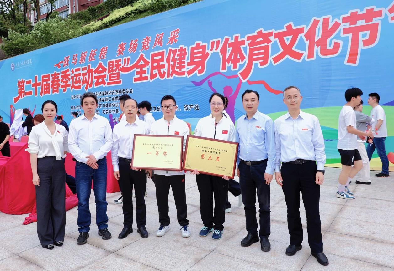 为每一位上场队员呐喊助威
